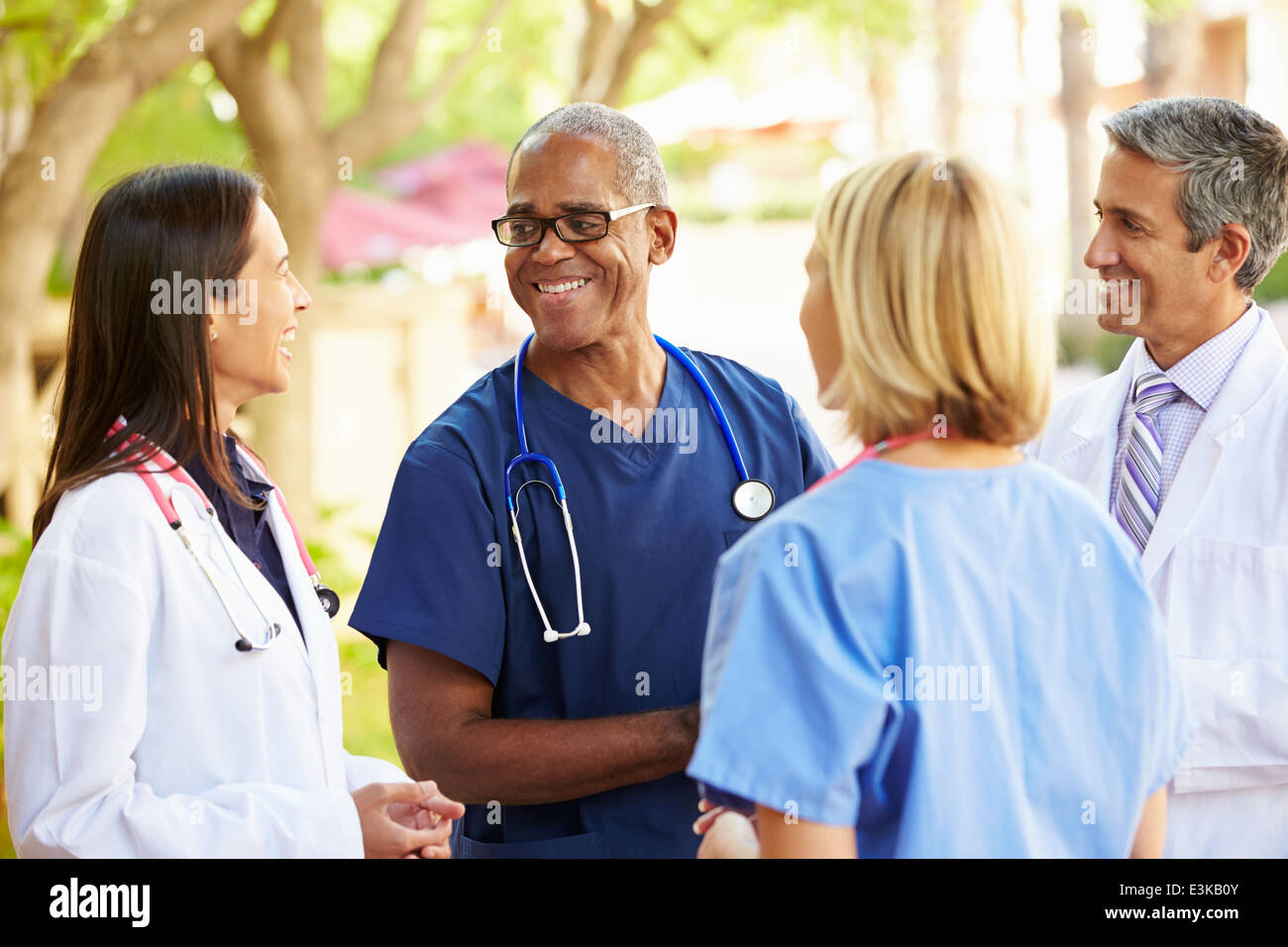 L'équipe médicale ayant l'extérieur Discussion Banque D'Images