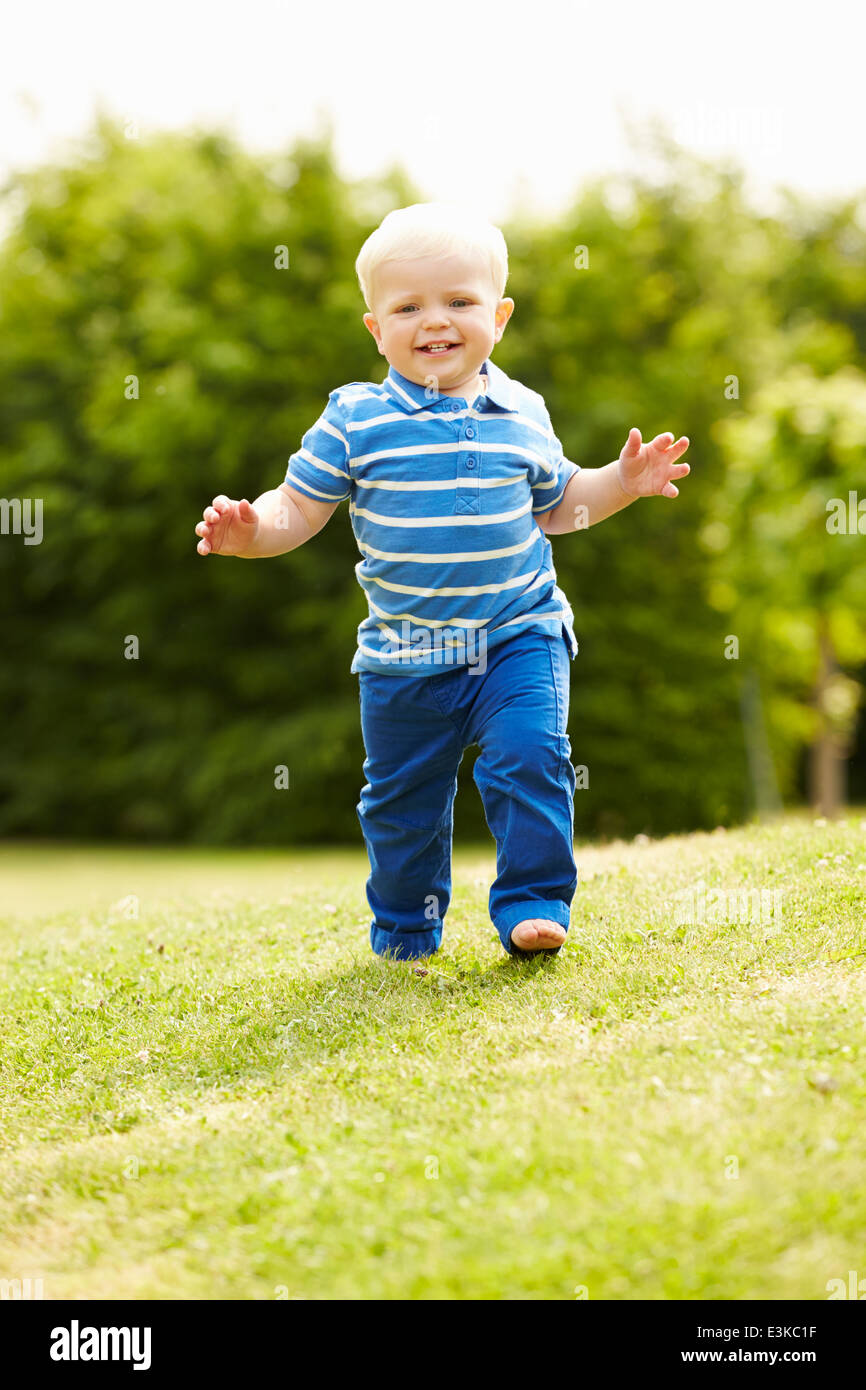 Jeune garçon jouant dans le jardin d'été Banque D'Images
