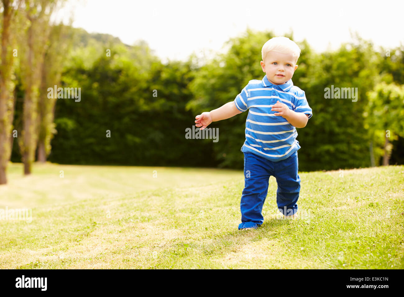 Jeune garçon jouant dans le jardin d'été Banque D'Images