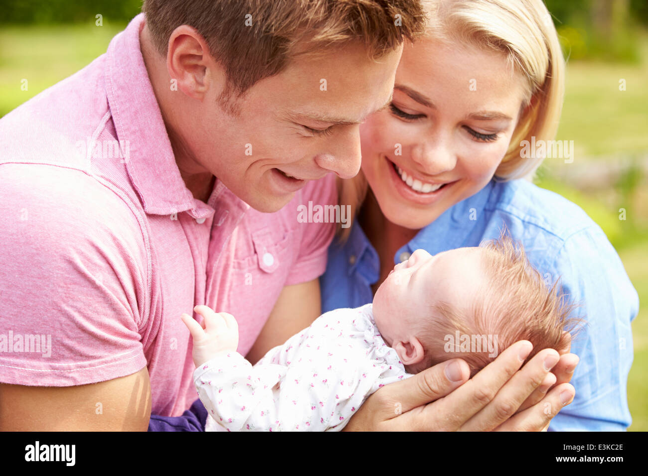 Les fiers parents Holding Baby Daughter In Garden Banque D'Images