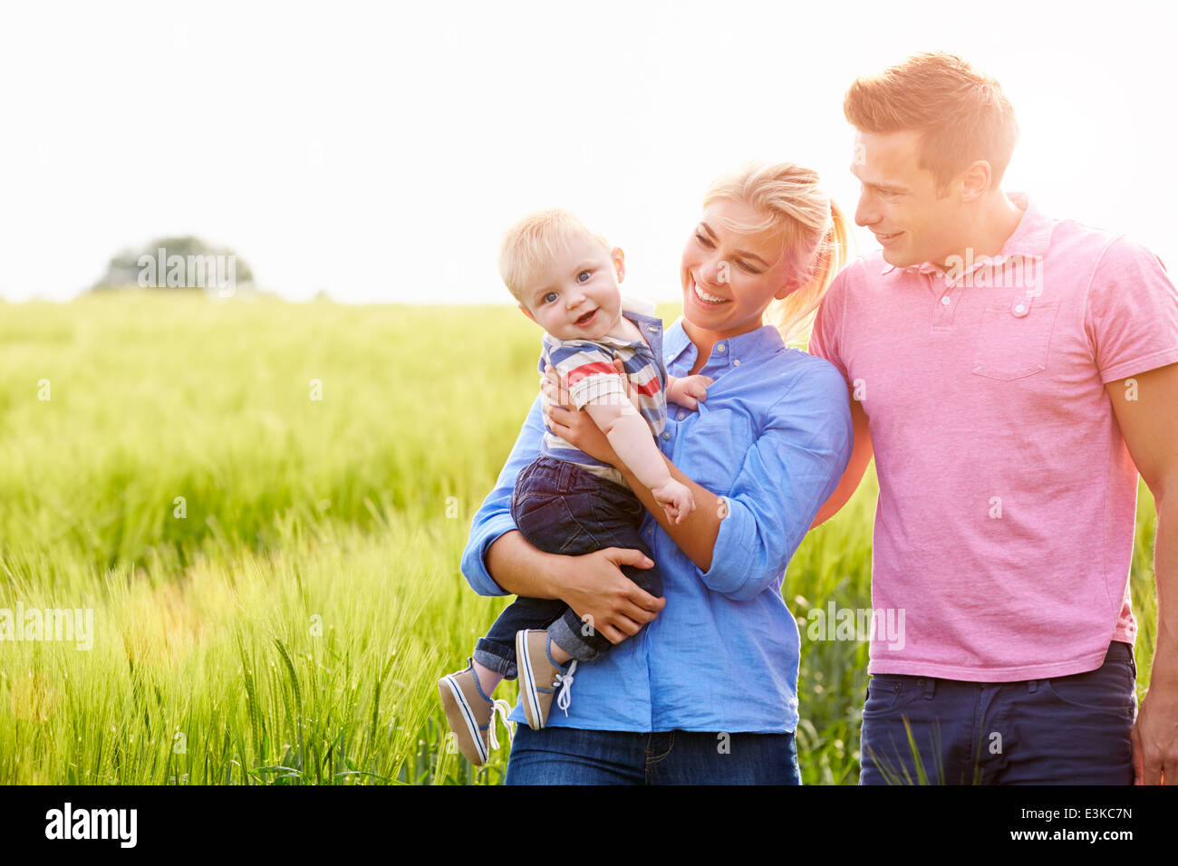 Balades en famille dans le champ Valeur comptable jeune bébé Fils Banque D'Images