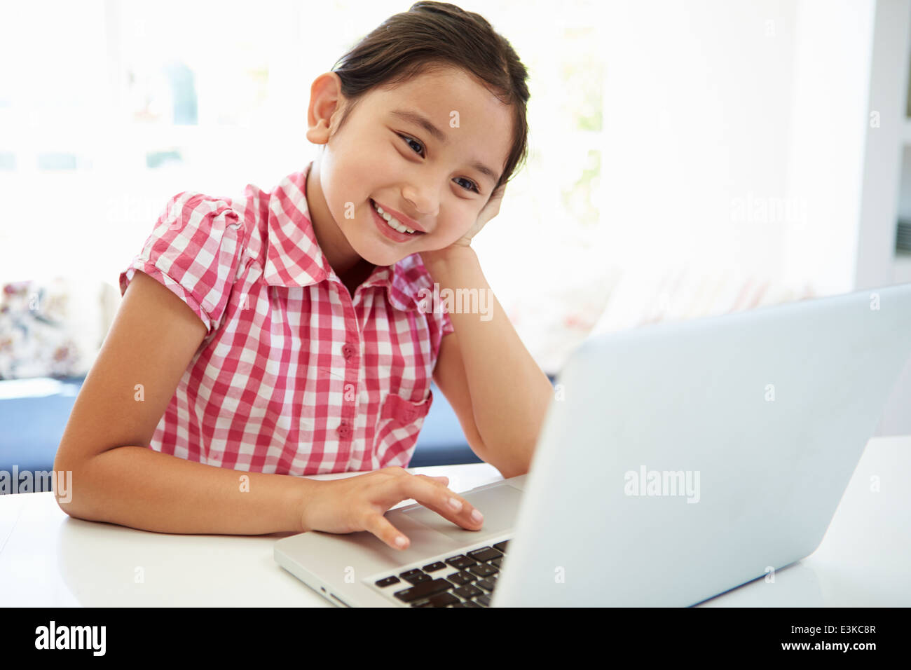 Enfants d'Asie à l'aide d'ordinateur portable à la maison Banque D'Images
