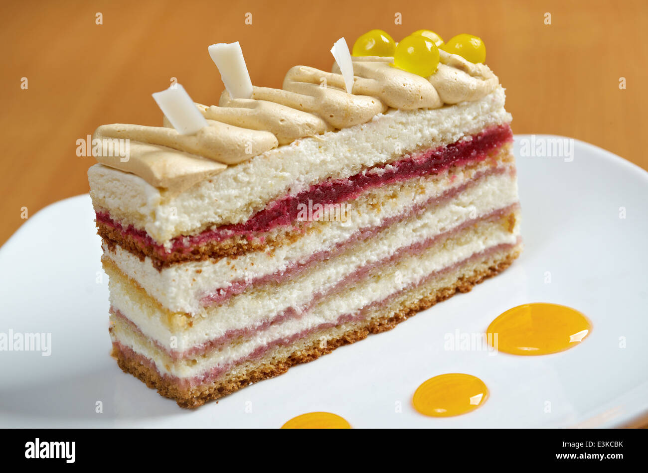 Gâteau sur une plaque blanche Banque D'Images