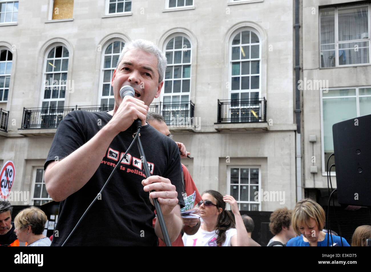John Hilary, Directeur exécutif de War on Want, parlant à l'Assemblée du peuple de Londres, 21 juin démonstration 2014 Banque D'Images