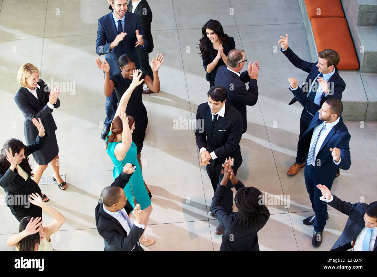 Vue de dessus de Businesspeople Dancing In Office Lobby Banque D'Images