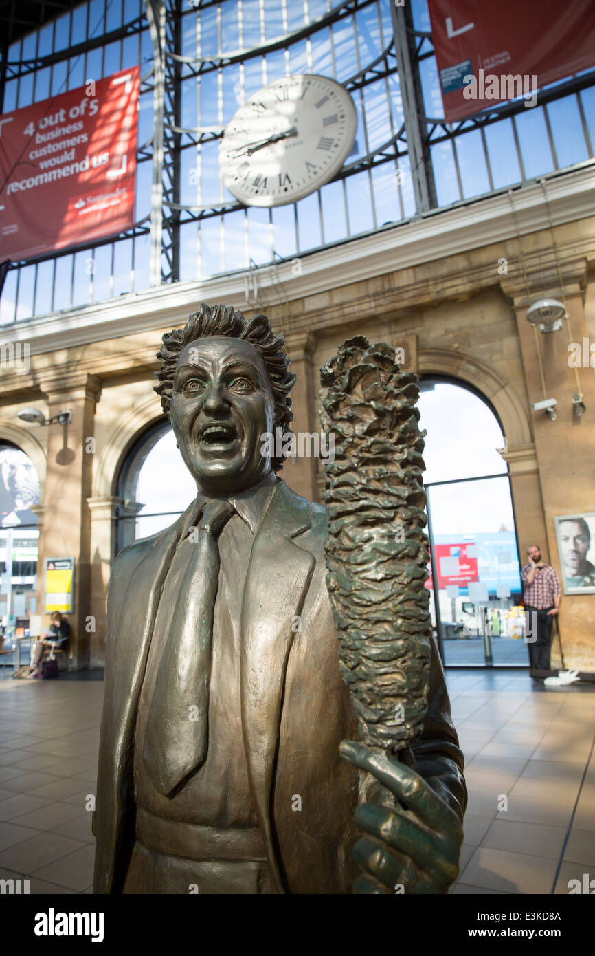 Ken Dodd Statue à Liverpool Lime Street Banque D'Images