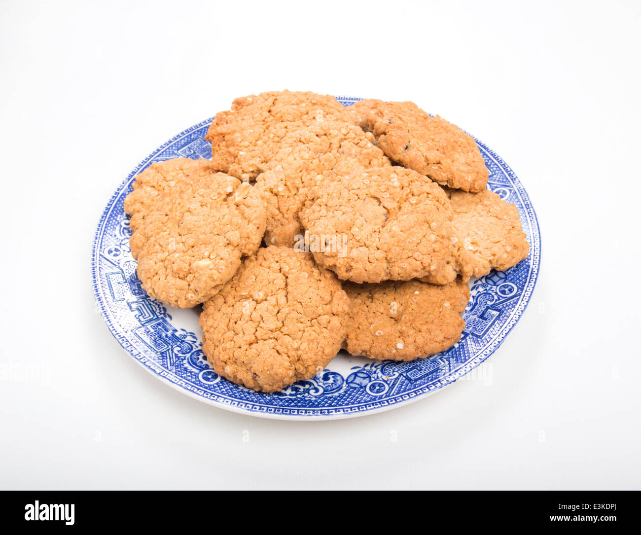 Le quinoa chocolat blanc et canneberges cookies/biscuits sur une plaque modèle willow 'Couper' co(14 sur 17) Banque D'Images