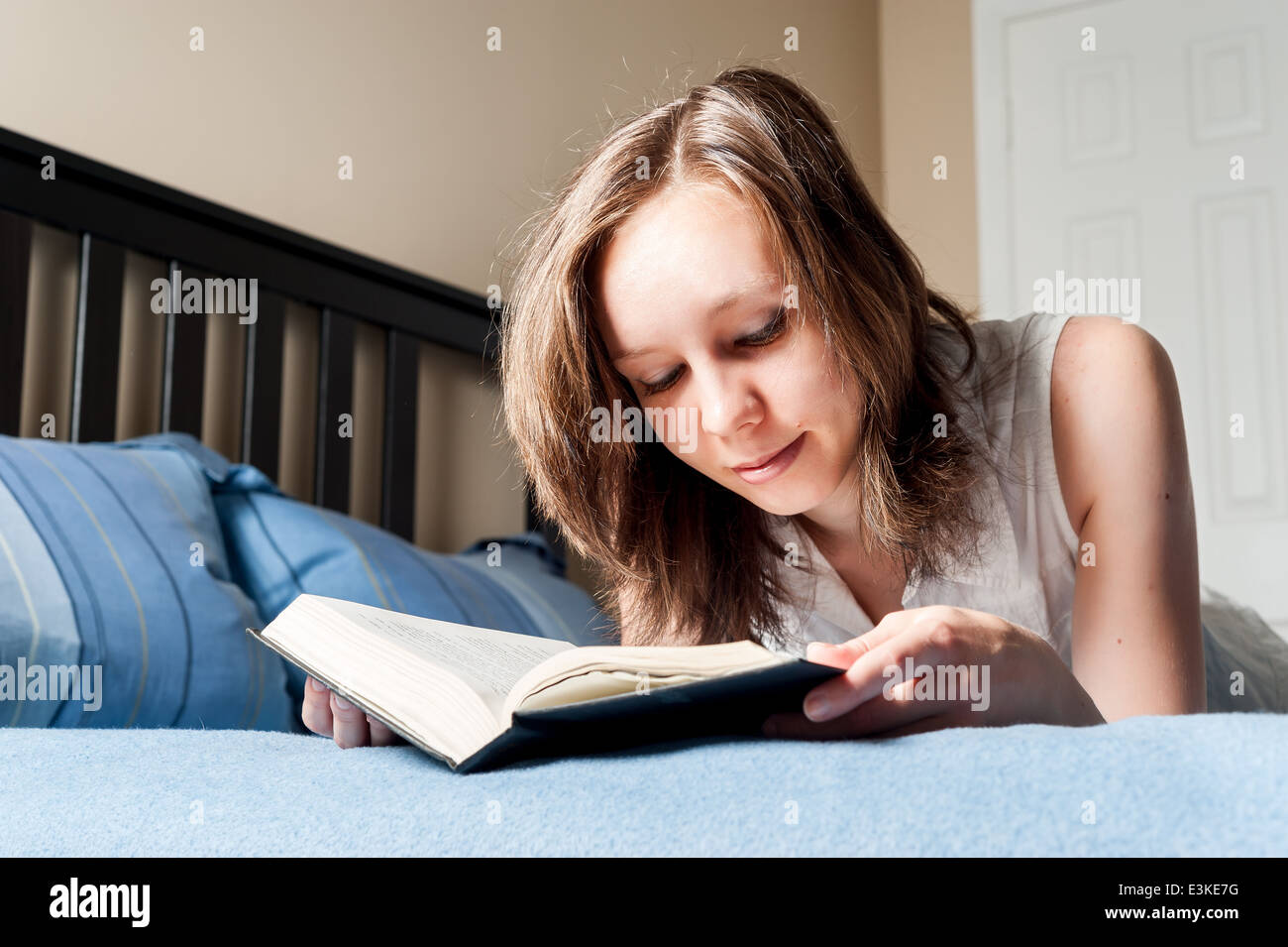 Student girl reading a book Banque D'Images