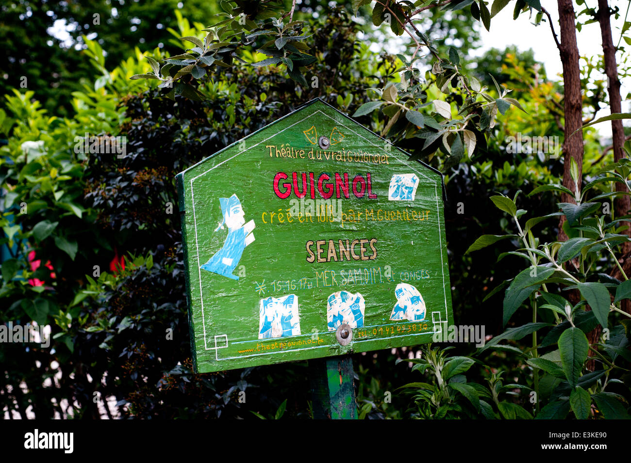 Vrai théâtre Guignols dans l'Avenue Marigny signe le jardin de l'enfance spectacle de marionnettes. Le plus vieux théâtre de la marionnette à Paris Banque D'Images