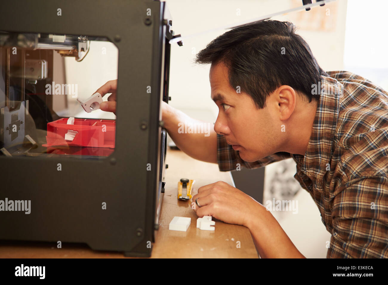 Male en utilisant l'imprimante 3D In Office Banque D'Images