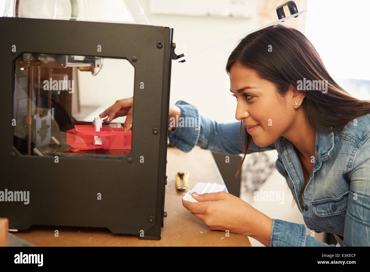 Femme à l'aide d'architecte Bureau à l'imprimante 3D Banque D'Images