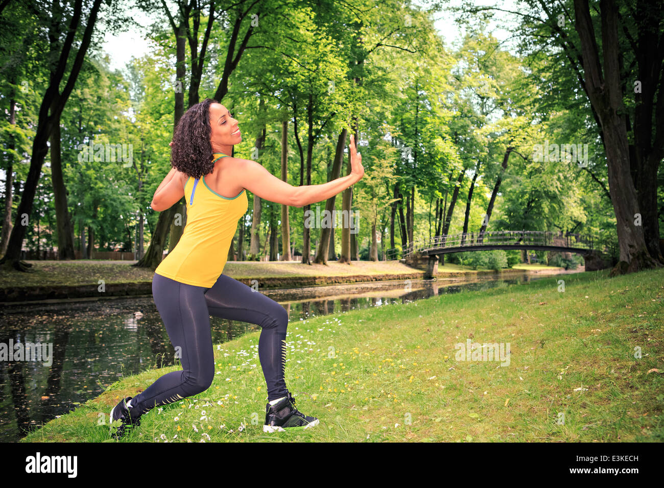 Femme dansant le nouveau centre de remise en forme zumba danse appelée ou d'aérobic dans un ancien parc Banque D'Images