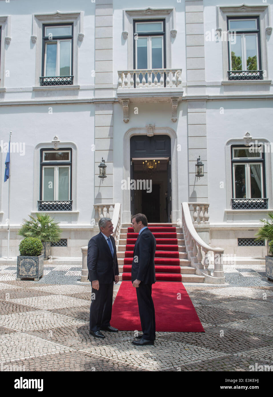 Lisbonne, Portugal. 24 Juin, 2014. Le Président allemand Joachim Gauck (L) est accueilli par le Premier ministre portugais, Pedro Passos Coelho à Lisbonne, Portugal, 24 juin 2014. Joachim Gauck est sur une visite officielle de deux jours au Portugal. Photo : TIM BRAKEMEIER/dpa/Alamy Live News Banque D'Images