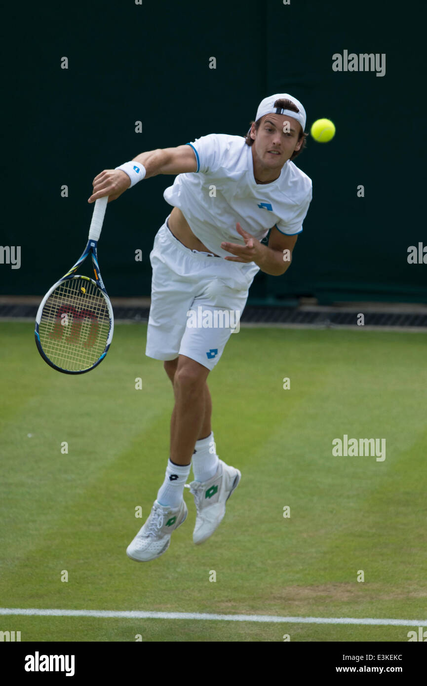 Londres, Royaume-Uni. 24 Juin, 2014. Tennis de Wimbledon Joao Sousa du Portugal en action contre Stan Wawrinka de la Suisse pendant le jour deux masculin premier match au tennis de Wimbledon à l'All England Lawn Tennis Club à Londres, Royaume-Uni. Credit : Action Plus Sport/Alamy Live News Banque D'Images