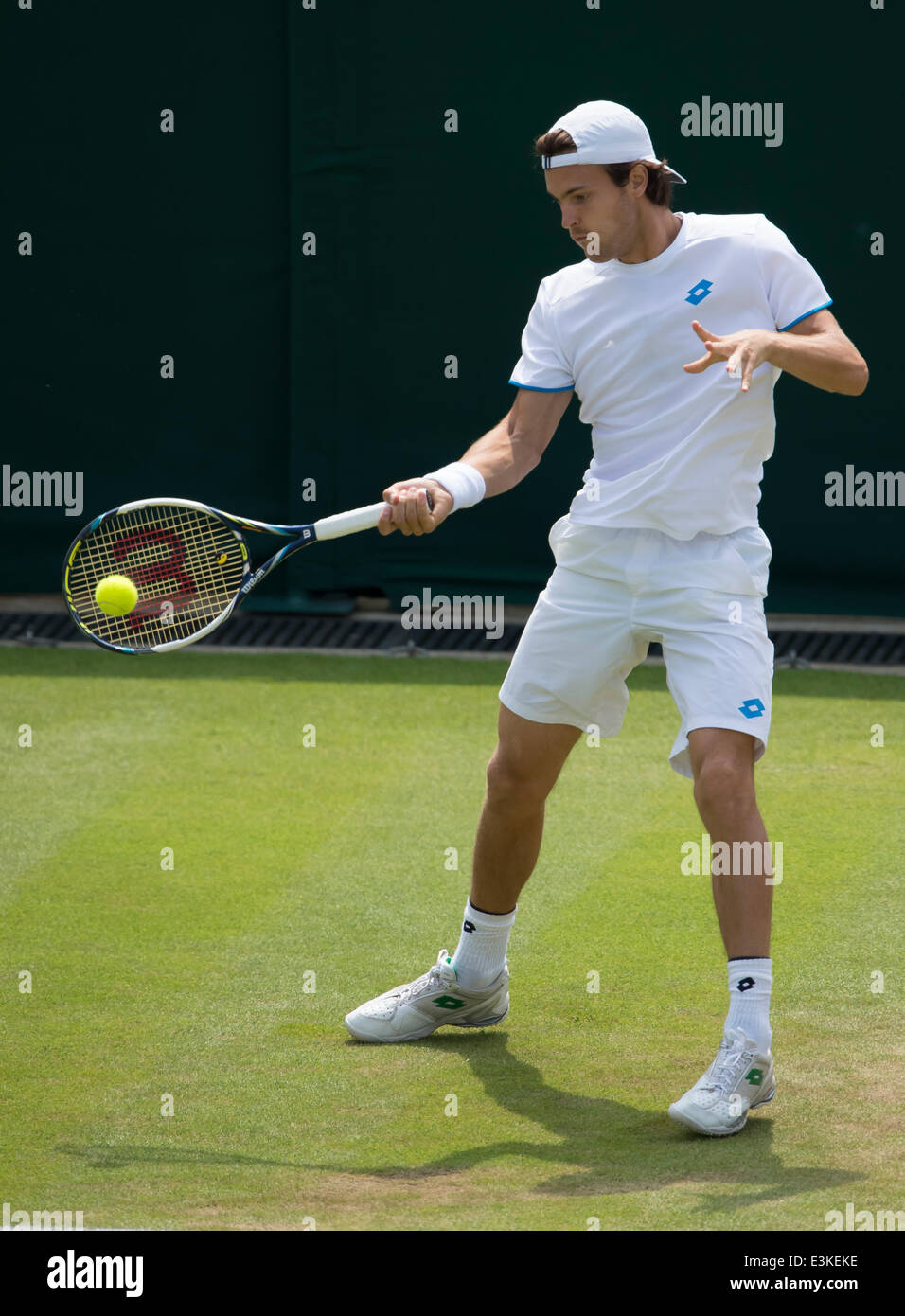 Londres, Royaume-Uni. 24 Juin, 2014. Tennis de Wimbledon Joao Sousa du Portugal en action contre Stan Wawrinka de la Suisse pendant le jour deux masculin premier match au tennis de Wimbledon à l'All England Lawn Tennis Club à Londres, Royaume-Uni. Credit : Action Plus Sport/Alamy Live News Banque D'Images