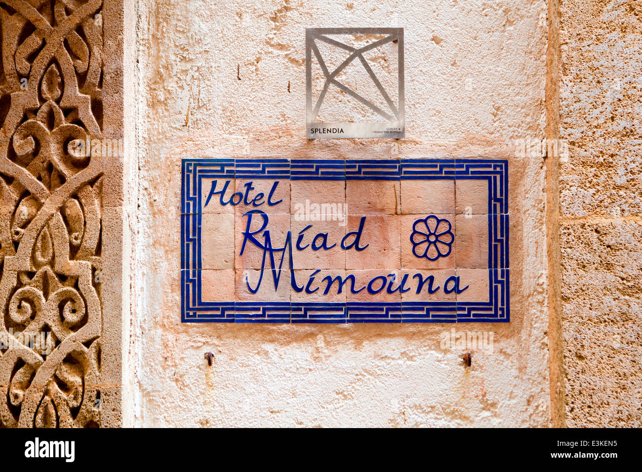 Une plaque au nom de bleu décoratif Hôtel Riad Mimouna dans la médina, dans la ville côtière d'Essaouira, Maroc, Afrique du Nord. Banque D'Images