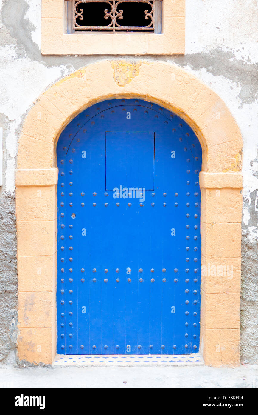 Vue d'une porte peinte en bleu traditionnel dans la Medina, Essaouira, Maroc, Afrique du Nord. Banque D'Images