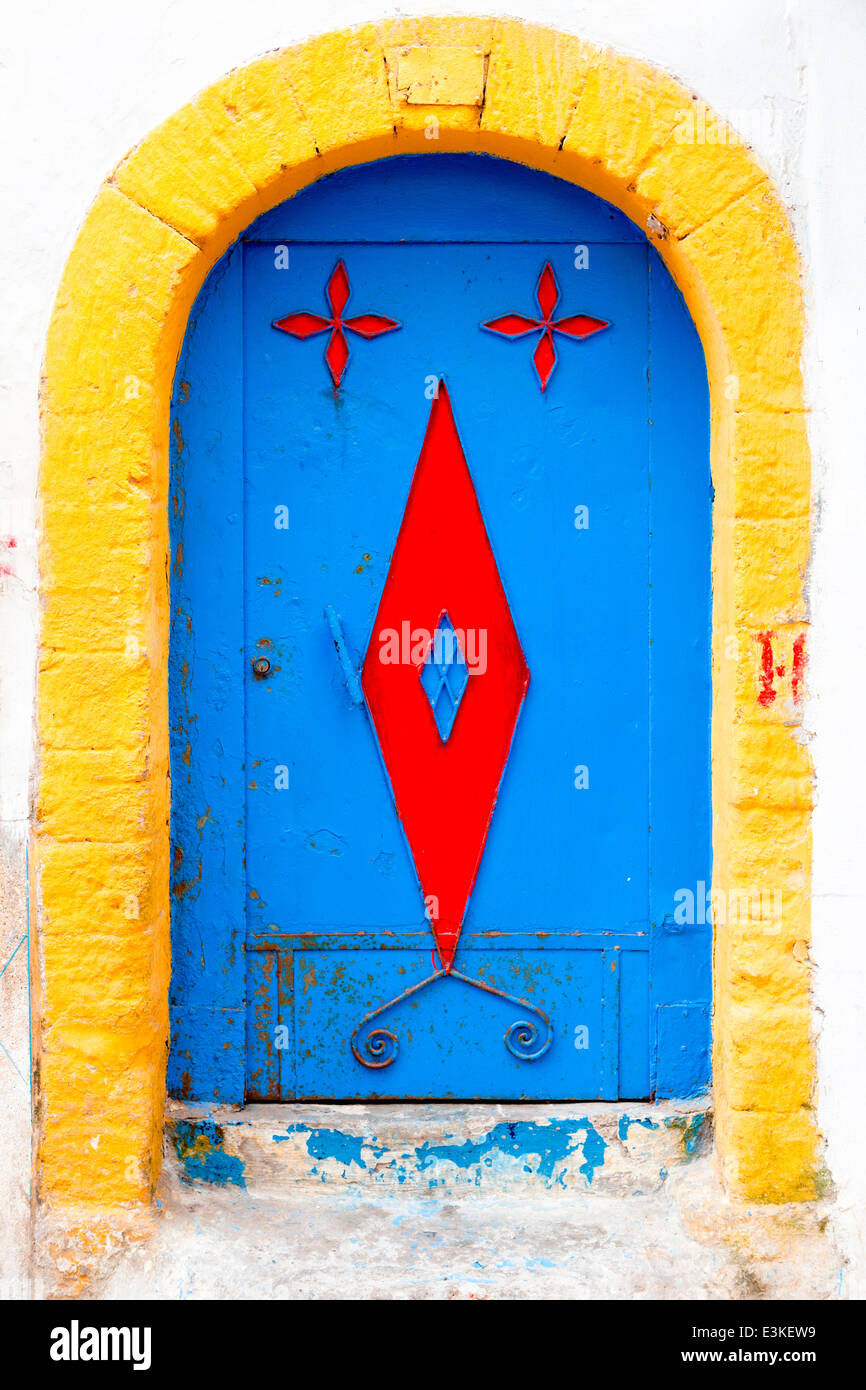 Vue d'une porte peinte traditionnelle dans la médina, dans la ville côtière d'Essaouira, Maroc, Afrique du Nord. Banque D'Images