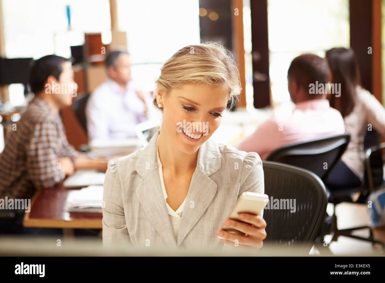 Smiling man Using Mobile Phone Banque D'Images