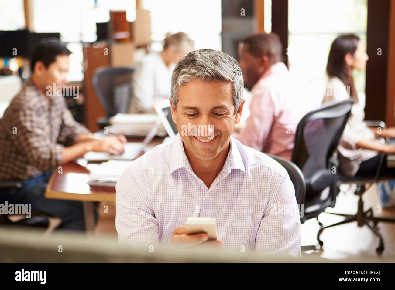 Businessman Using Mobile Phone Banque D'Images