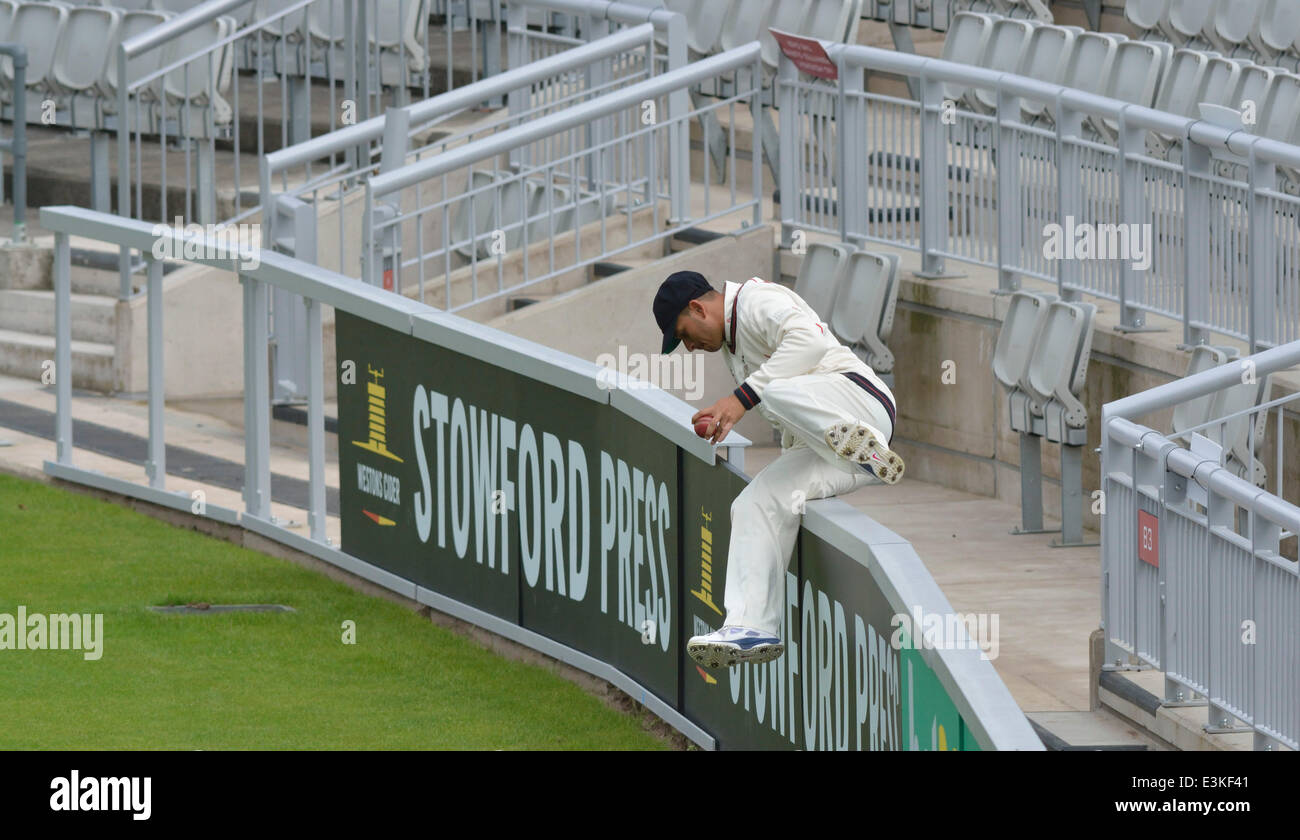 Unis Old Trafford, Manchester, UK 24 juin 2014 Usman Khawaja, nouvelle signature d'outre-mer du Lancashire, apprend à connaître le terrain qu'il revient sur le terrain après avoir récupéré un ballon qui a été touché au-delà de la frontière. Championnat du Lancashire County Cricket v Northants Unis Old Trafford, Manchester, UK Crédit : John Fryer/Alamy Live News Banque D'Images