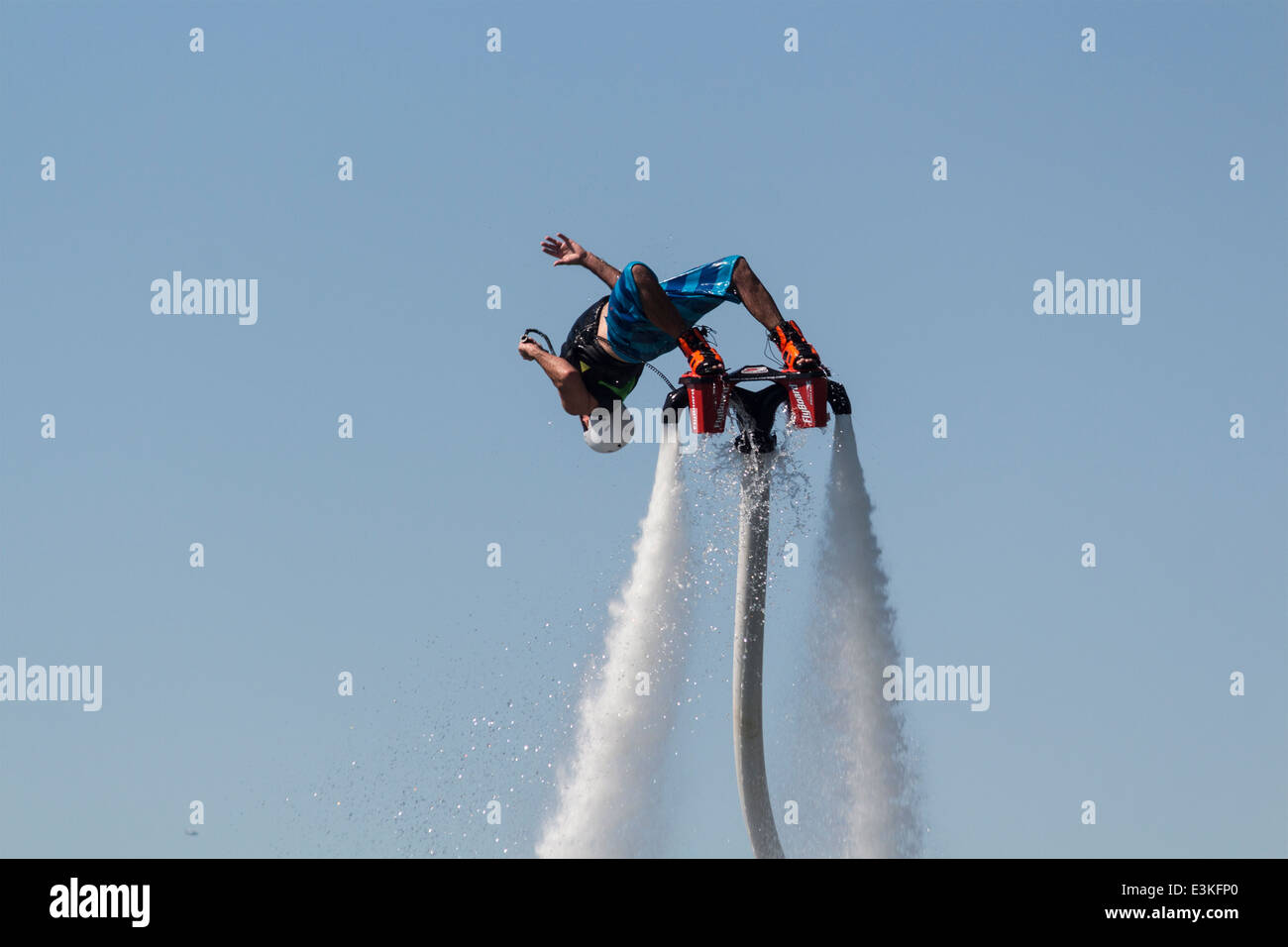 Homme flyboarder de faire un saut à la North American Championships Flyboard à Toronto, Ontario, Canada Banque D'Images