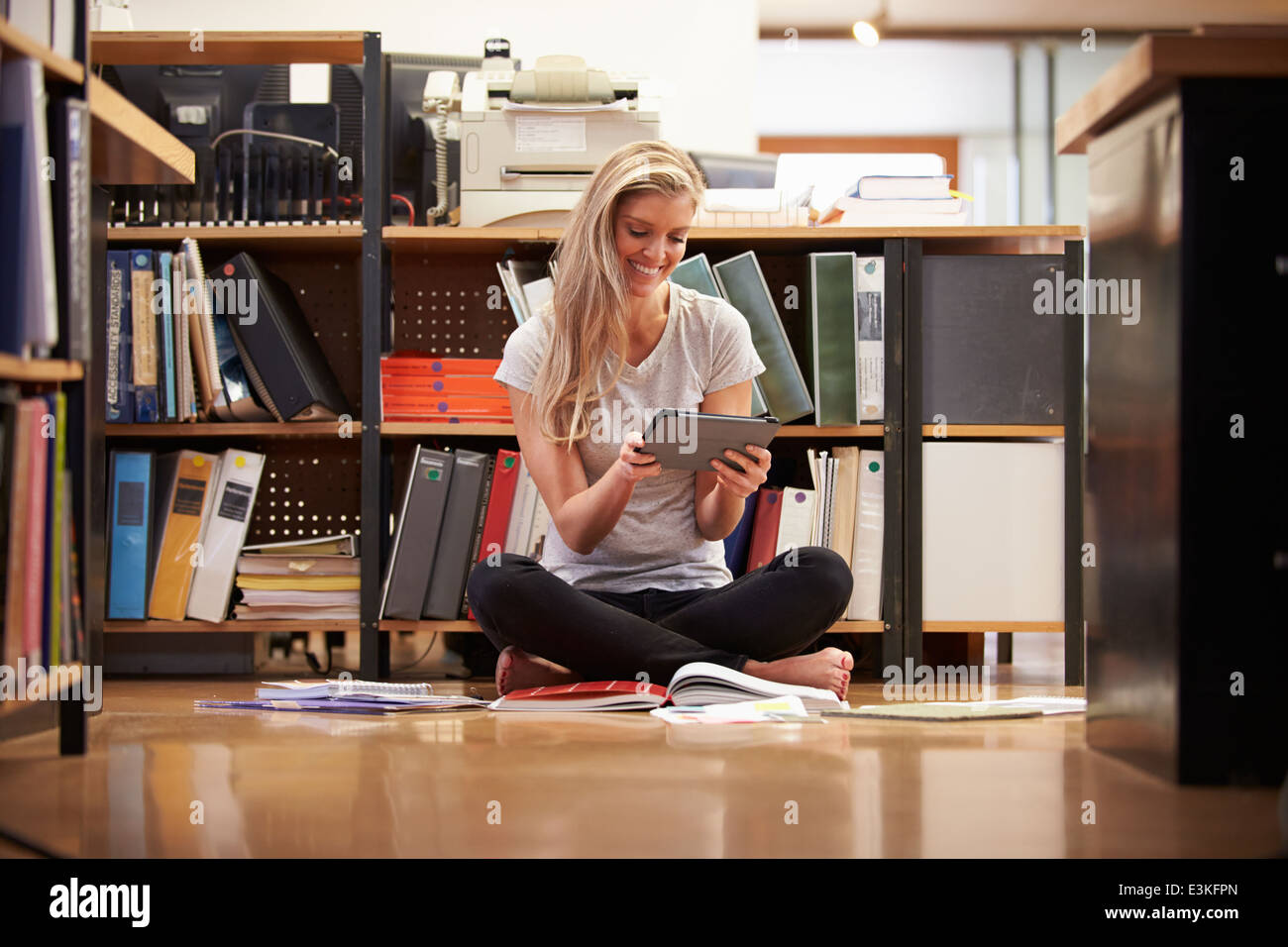 Bureau Businesswoman Sitting on floor with Digital Tablet Banque D'Images