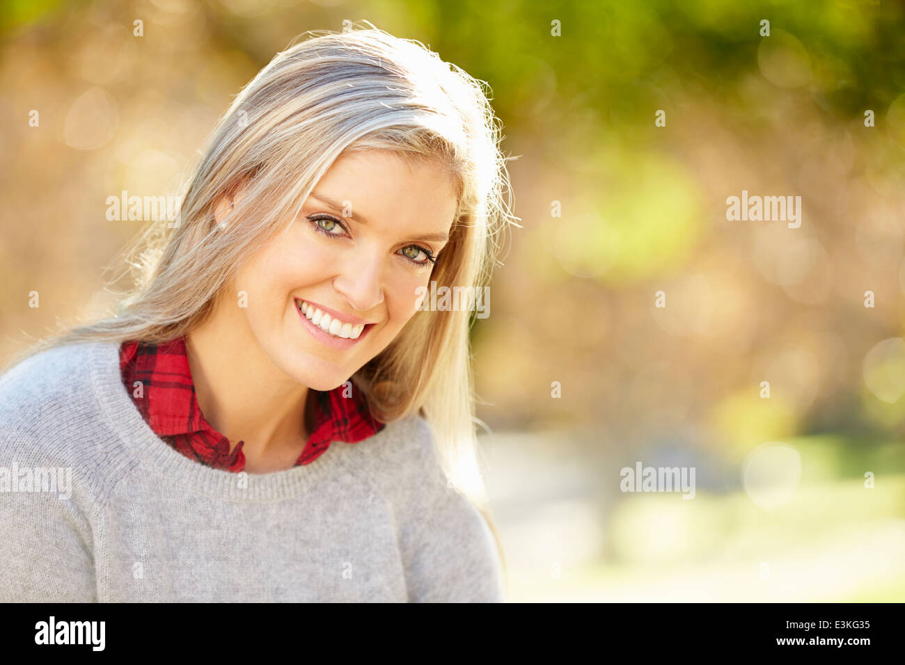Portrait Of Attractive Woman in Countryside Banque D'Images