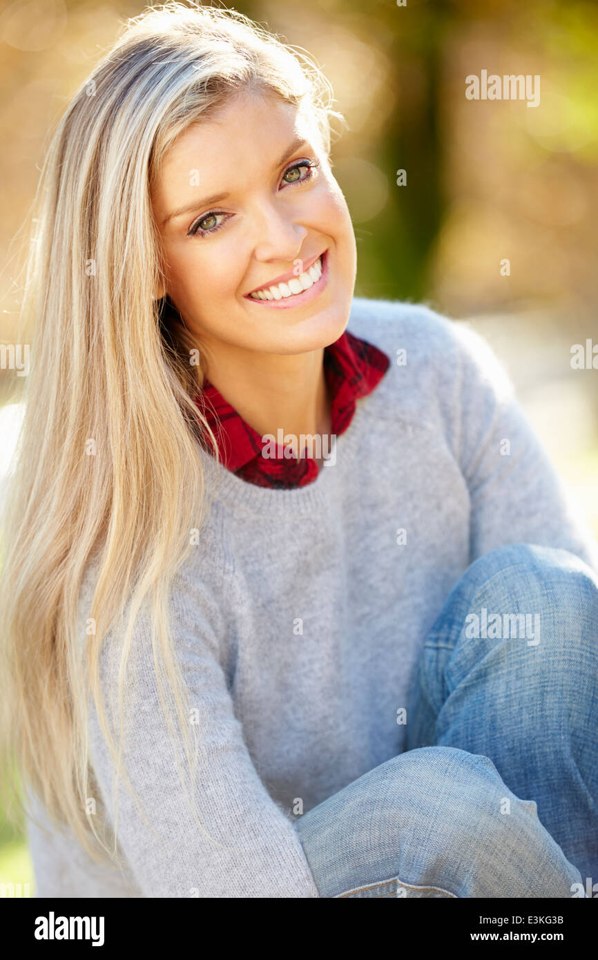 Portrait Of Attractive Woman in Countryside Banque D'Images