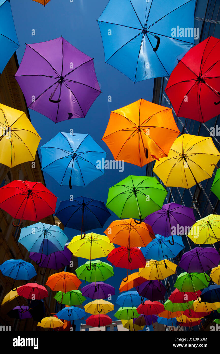 Parasols colorés contre un ciel bleu à Belgrade, Serbie Banque D'Images
