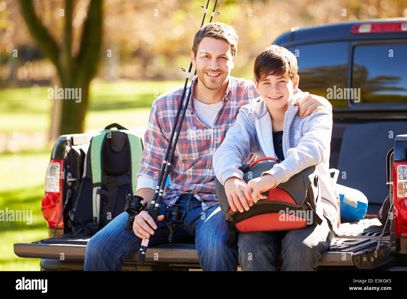 Père et fils assis dans Pick Up Truck On Camping Holiday Banque D'Images