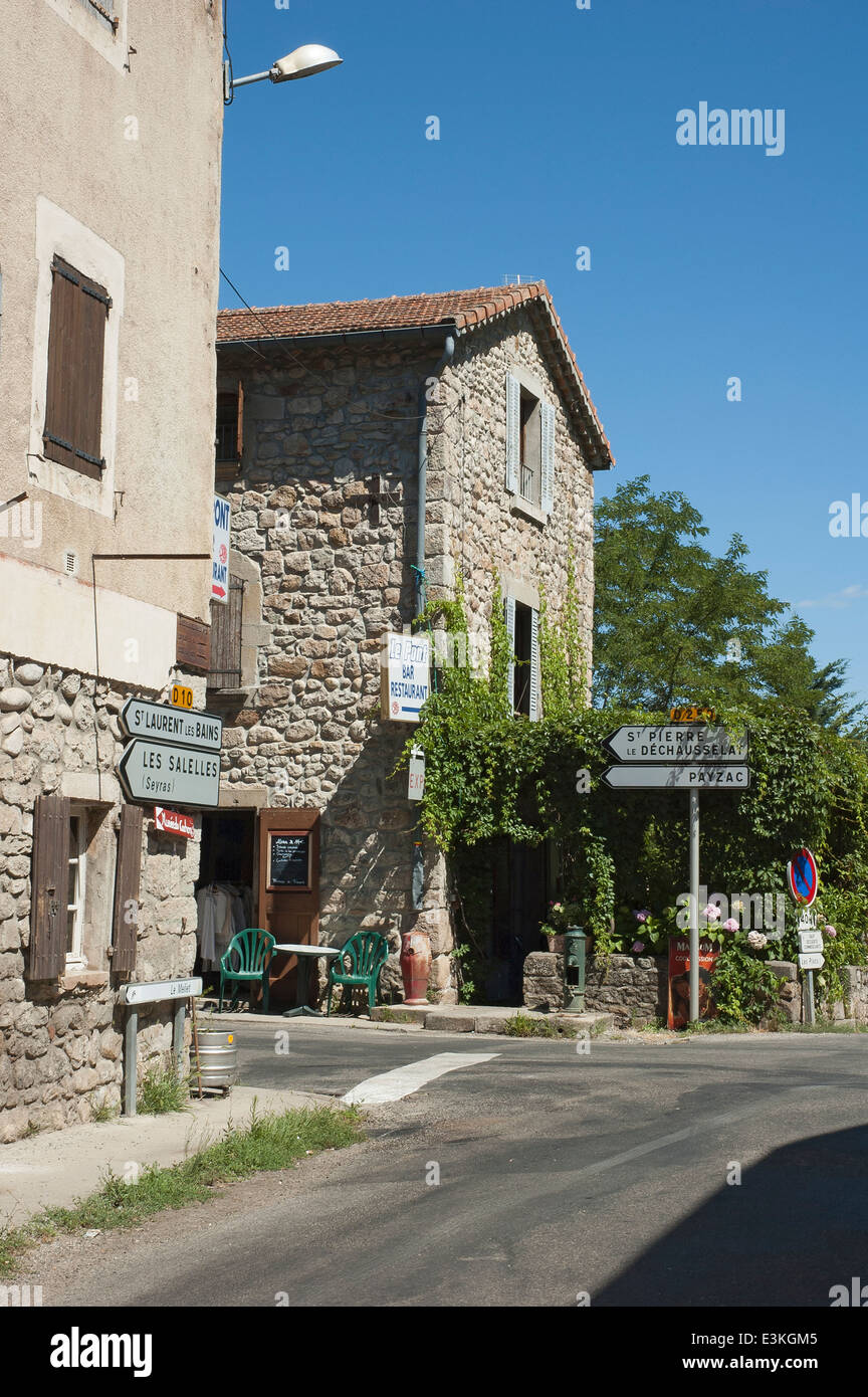 Voir au bar 'Le Pont', près du village "Les Vans", Ardèche, Rhône-Alpes,  France, Europe. V.D. Photo Photo Stock - Alamy