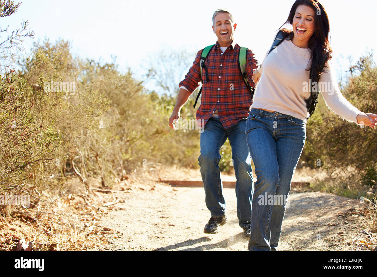Couple Hiking in Countryside portant des sacs à dos Banque D'Images