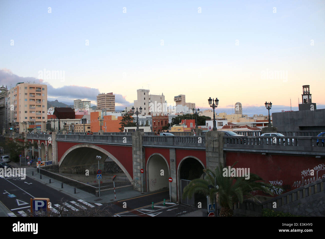 Toits de centre-ville de Santa Cruz de Tenerife, Tenerife, Espagne capital, du point de vue de l'Avenida San Sebastián, regard vers l'océan Banque D'Images