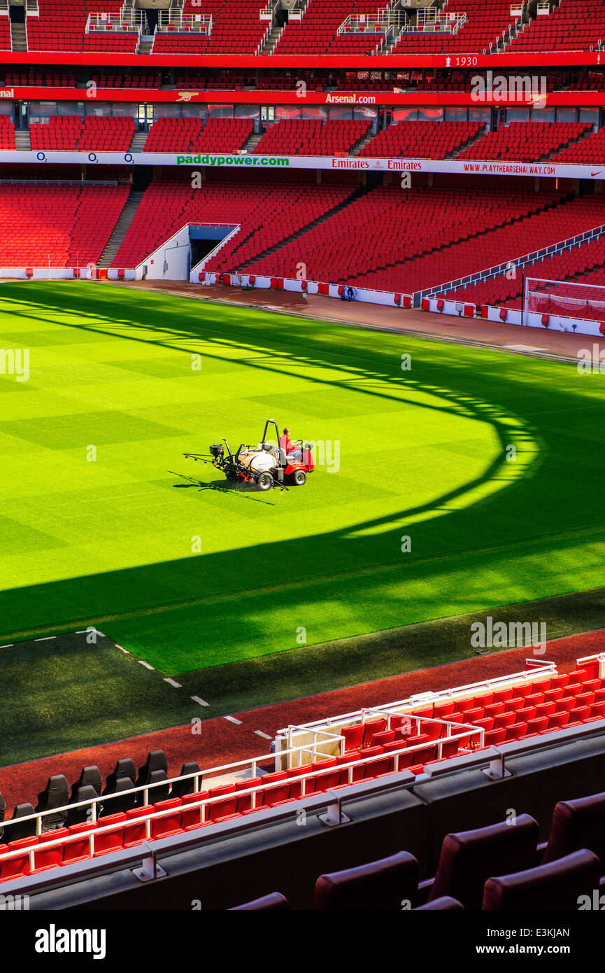Man on ride sur l'arrosage automatique, l'Emirates stadium, Arsenal Football Club Banque D'Images