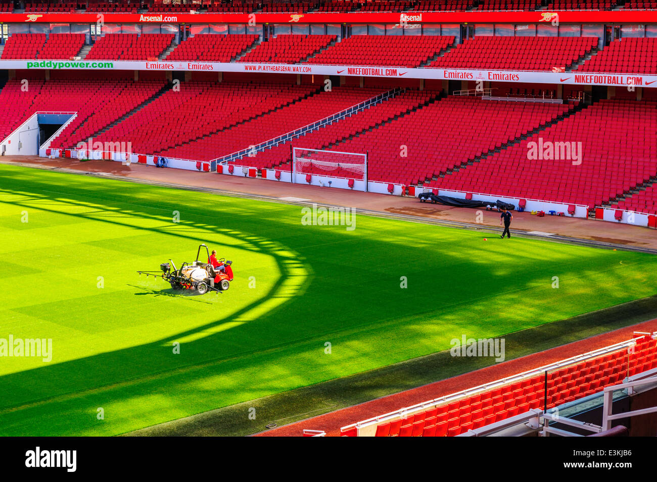 Man on ride sur l'arrosage automatique, l'Emirates stadium, Arsenal Football Club Banque D'Images