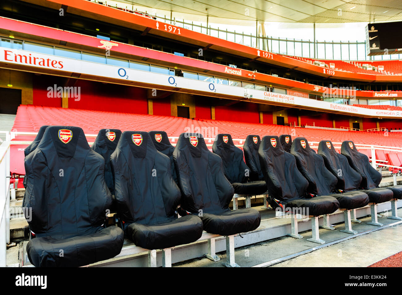 Les joueurs n'rembourré coin à Arsenal Football Club, l'Emirates Stadium. Banque D'Images