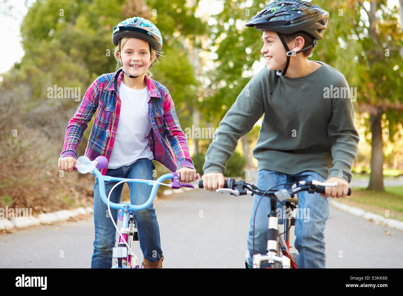 Deux enfants sur Balade en vélo dans la campagne Banque D'Images