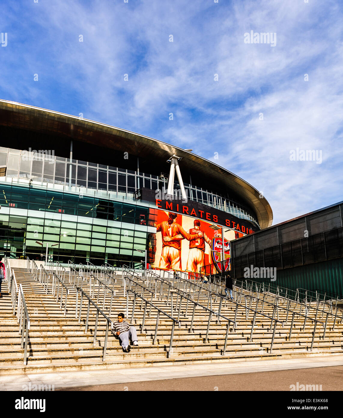 Un jeune est assis sur les marches à l'Emirates Stadium, Arsenal Football Club Banque D'Images
