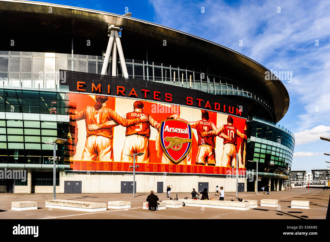 Les visiteurs de l'extérieur de l'Emirates Stadium, Arsenal Football Club. Banque D'Images
