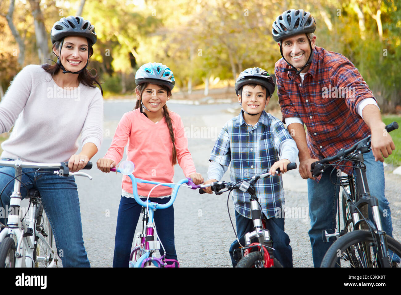 Portrait of Hispanic Family sur Balade en vélo dans la campagne environnante Banque D'Images