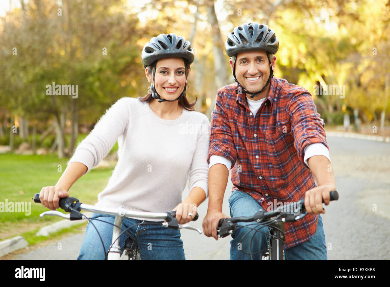 Couple sur Balade en vélo dans la campagne environnante Banque D'Images