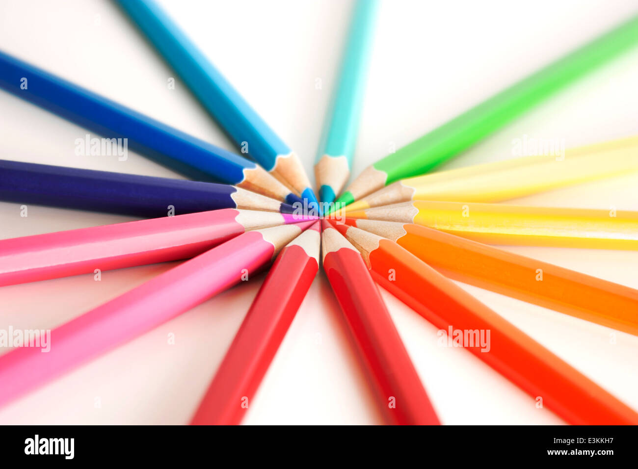 Roue de couleur arc-en-ciel fait des crayons de couleur. Sur un fond blanc avec soft focus. Banque D'Images