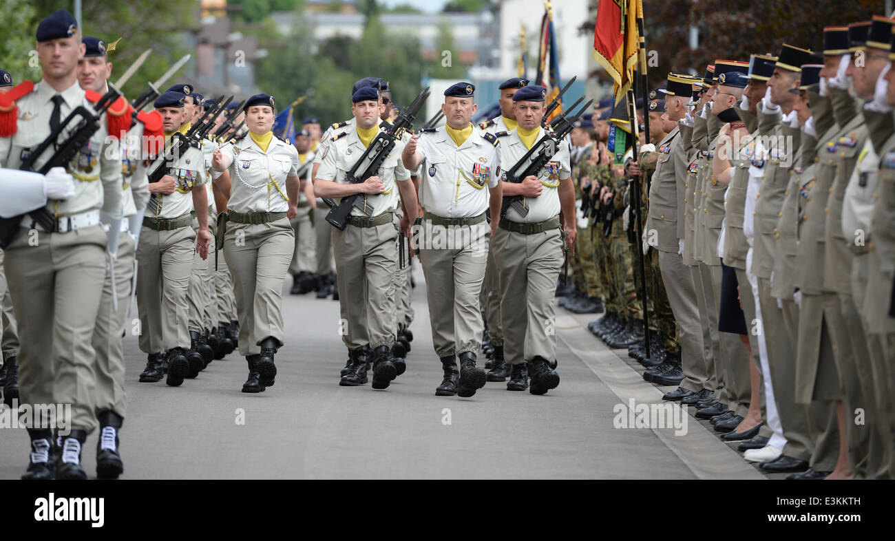 Donaueschingen, Allemagne. 24 Juin, 2014. Les soldats de la 110e régiment  d'infanterie de l'armée française au cours de mars une cérémonie militaire  à la caserne Fuerstenberg à Donaueschingen, Allemagne, 24 juin 2014.