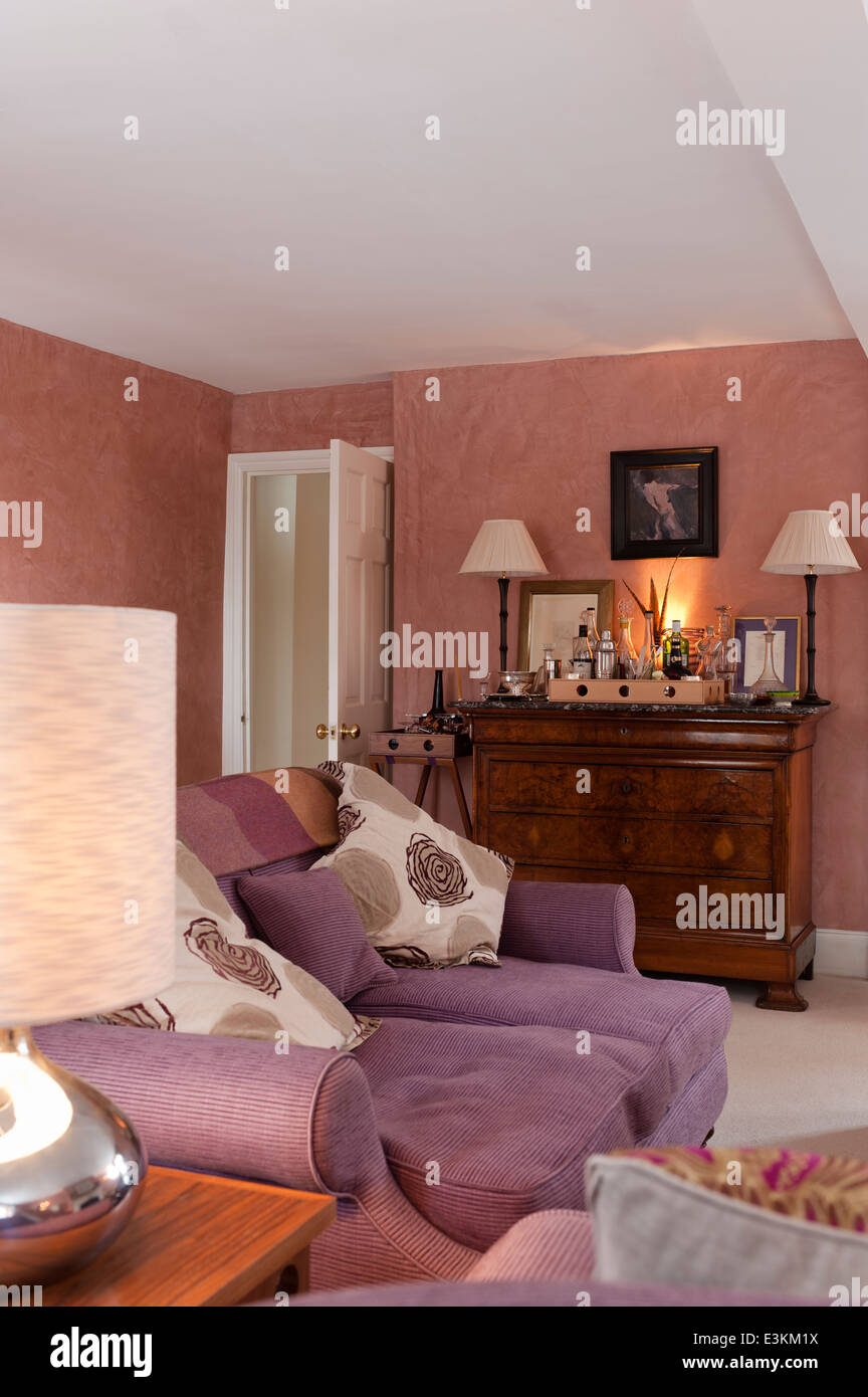 Purple canapé rembourrés en Maya par Manuel Canovas en salon avec aisance en français recouvert de marbre avec plateau en haut Banque D'Images