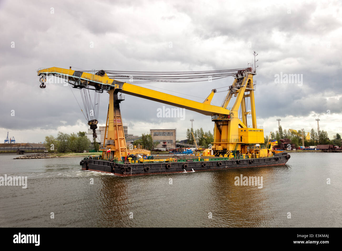 Heavy Lift flottant dans le port de travail. Banque D'Images