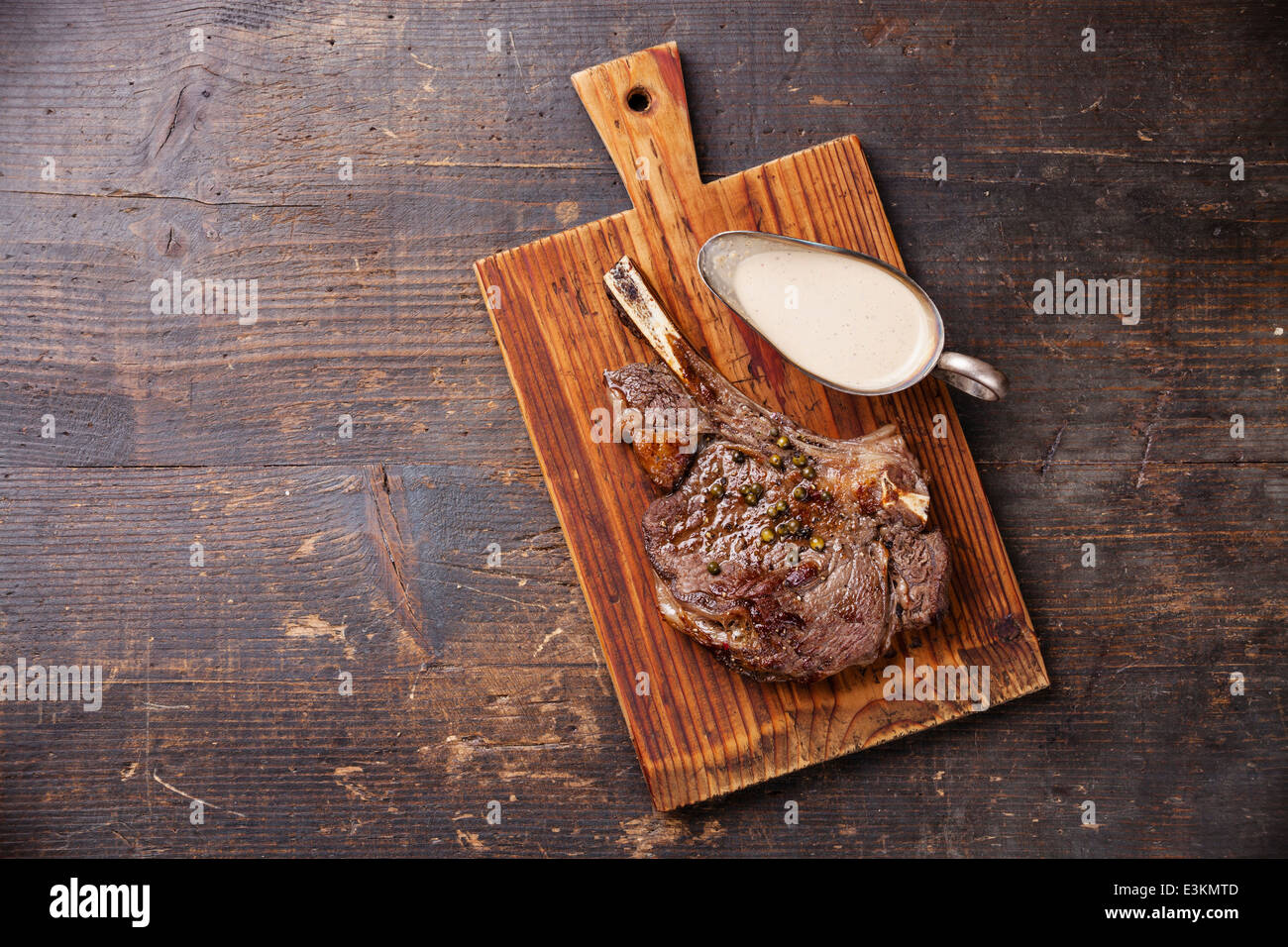 Ribeye Steak avec sauce au poivre noir sur fond de bois Banque D'Images