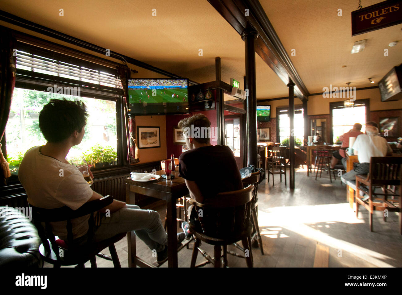 Wimbledon, Londres, Royaume-Uni. 24 juin 2014. L'Angleterre v Costa Rica match de coupe du monde a été télévisé dans un pub vide après l'Angleterre a été éliminée de la Coupe du Monde 2014 au Brésil : Crédit amer ghazzal/Alamy Live News Banque D'Images