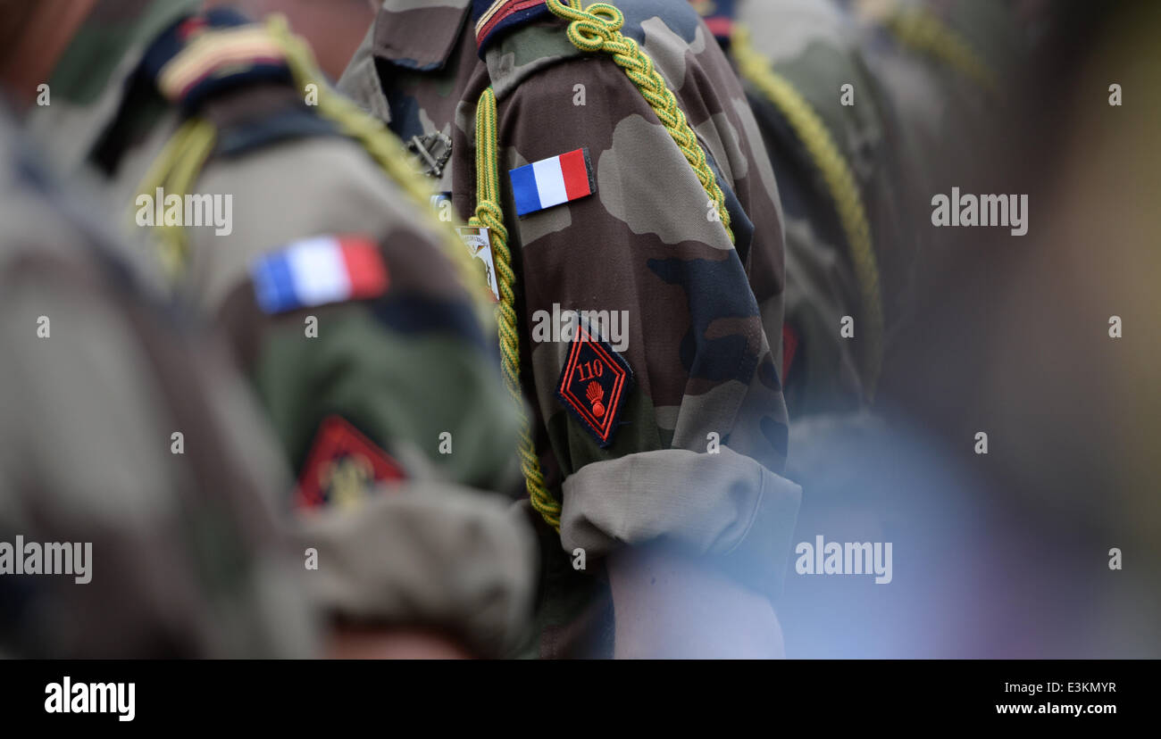 Donaueschingen, Allemagne. 23 Juin, 2014. Les soldats de la 110e régiment d'infanterie de l'armée française défendre ensemble après une parade d'adieu à Donaueschingen, Allemagne, 23 juin 2014. L'armée française quitte la caserne huit mois après le retrait a été annoncé. Le 110e régiment d'infanterie est la dernière unité militaire française stationnée en Allemagne. Photo : PATRICK SEEGER/dpa/Alamy Live News Banque D'Images