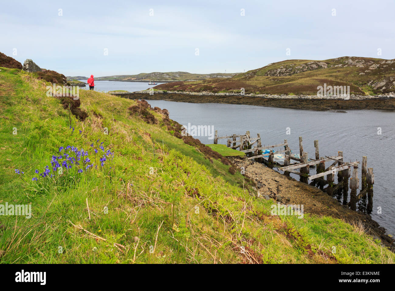 Scène côtière avec l'ancienne jetée en bois à Loch Sgioport, South Uist, Outer Hebrides, Western Isles, Écosse, Royaume-Uni, Angleterre Banque D'Images